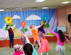 Праздничная шутка весёлых принцесс
